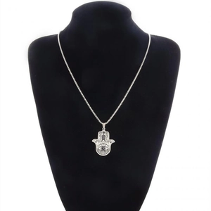 Collana vintage Mano di Fatima con pendente malocchio su busto in velluto nero