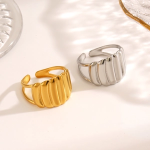 Minimalist 18K gold and silver ribbed stainless steel open rings with elegant light shadows