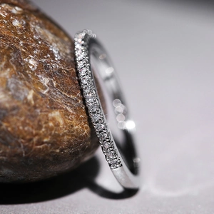 Bague minimaliste en argent avec une rangée de cristaux étincelants sur fond pierre
