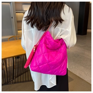 Dettaglio borsa shopper trapuntata rosa con catena dorata e portamonete abbinato