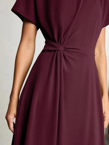 Burgunderrotes Kurzarmkleid mit stilvollem Taillenknoten und seitlich geschlitztem Saum
