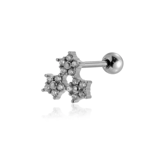 Dettaglio dell'orecchino in acciaio argento con tre fiori e zirconi chiari brillanti