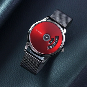 Nahaufnahme der Herrenuhr mit rotem Drehzifferblatt und schwarzem Milanaise-Armband