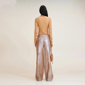 Vue arrière du haut moulant à manches longues avec pantalon large holographique brillant