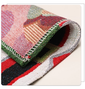 Gros plan du set de table de Noël avec fibres rouges et vertes et bord cousu renforcé