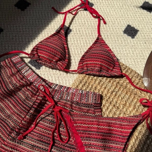Flachbild von Boho-Häkel-Bikini-Set dreiteilig mit gestreiften Strick-Shorts