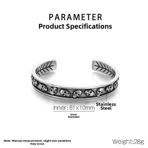 Détail du bracelet manchette gothique en acier inoxydable avec motifs crânes et mesures