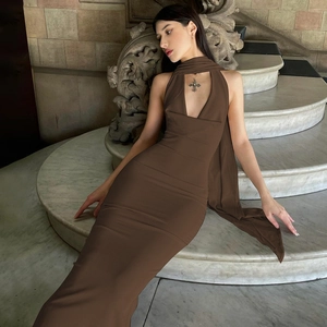 Détail de la robe en tricot marron avec châle sur un escalier en pierre élégant