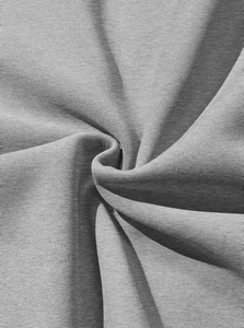 Texture macro du tissu en maille gris doux montrant l'épaisseur et la doublure polaire