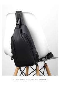 Detailansicht der schwarzen wasserdichten Brusttasche mit USB-Anschluss und Reißverschluss