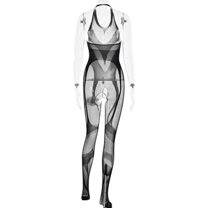 Macro-detail van sexy backless mesh bodysuit met halterkant en transparante netstructuur