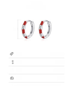 Détail macro de l'anneau en argent 925 avec émail rouge et pierres de zircone blanches