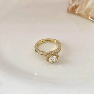 Dettaglio dell'anello placcato oro con halo in zirconi e fascia pavé lucida
