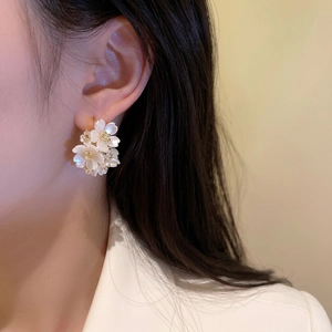 Eleganti orecchini a cerchio a forma di fiore bianco con stami dorati a C