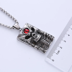 Détail du pendentif tête de mort gothique avec œil en rubis et échelle de mesure