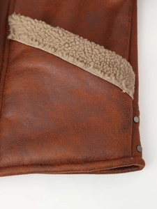 Détail de la veste en simili cuir marron avec doublure polaire crème et coutures