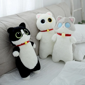 Vue détaillée des coussins chat en peluche avec fourrure douce et détails de clochette