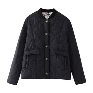 Détail de la veste matelassée noire avec col côtelé et doublure à motif léopard chic