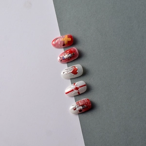 Détail de stickers à ongles 5D d'infirmière d'horreur avec pansements et motifs de cœur