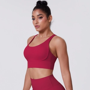 Dettaglio ravvicinato del reggiseno sportivo lampone con scollo a U e spalline larghe