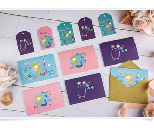 Mise à plat de cartes de vœux sirène avec enveloppes assorties sur bois blanc
