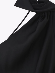 Detailansicht des schwarzen Satin-Neckholders mit glatter Stoffstruktur und Faltenwurf
