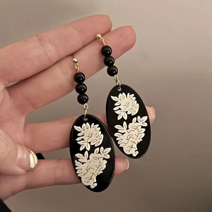 Vintage-Ohrringe in Schwarz mit geprägten Blumen und goldenen Ohrsteckern im China-Stil