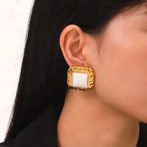 Boucles d'oreilles carrées vintage plaquées or 18k avec texture martelée sur modèle