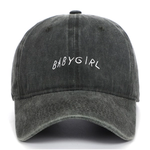 Détail de la broderie Babygirl sur une casquette en coton délavé de couleur gris anthracite