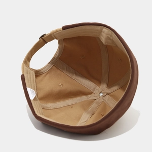 Bonnet docker bicolore en coton avec bandes de renfort internes et boucle de réglage