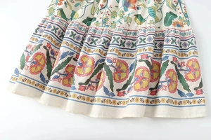 Detail von floralem und geometrischem Druck auf leinenartigem Stoff mit buntem Saum
