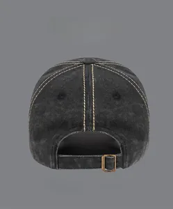 Détail de la boucle métallique et des coutures triples sur la casquette en coton lavé