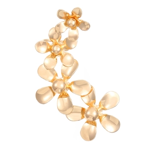 Gedetailleerde macro-opname van vintage gouden bloem oorklemmen met vier metalen bloesems
