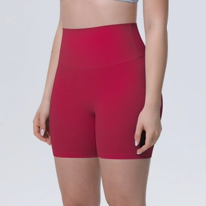 Détail de la taille haute du short de yoga rouge agate pour un effet ventre plat