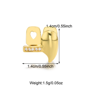 Detail shot of heart-shaped gold grillz with dimensions 1.4cm and weight 1.5g