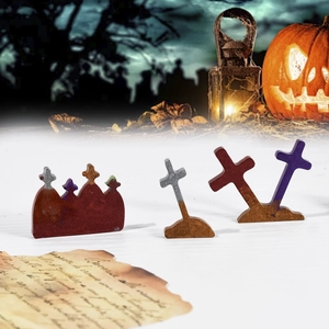 Primer plano de pendientes de Halloween de cruz y tumba en resina con purpurina
