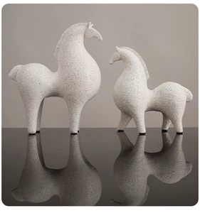 Detailopname van moderne abstracte paardenbeelden van hars met een korrelige steentextuur