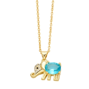 Detail van een gouden olifant ketting met een groot blauw kristal en zirkonia accenten