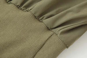 Vue macro de la texture tricotée vert olive et détails de la taille élastique