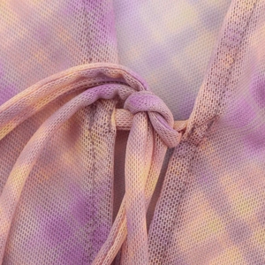 Détail du col en mesh tie-dye violet et orange avec ruban à nouer réglable sur le devant