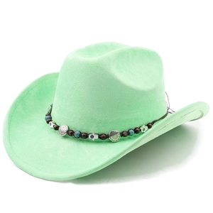 Détail du chapeau de cowboy vert menthe en daim avec perles et breloques soleil