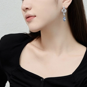 Boucles d'oreilles en argent S925 avec zircons bleu clair en forme de poire sur modèle