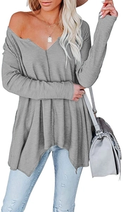 Détail de la maille gaufrée grise sur ce pull à col en V et épaules dénudées