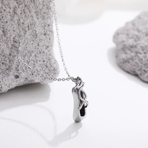 Collar minimalista con colgante de zapatillas de ballet en plata de 18K sobre piedra