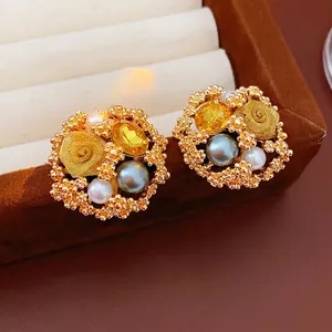 Boucles d'oreilles vintage fleurs dorées avec perles et cristaux en écrin luxe