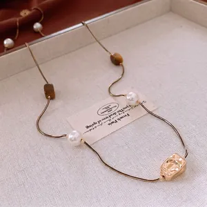 Collier chaîne serpent dorée vintage français avec pierre œil de tigre et perles