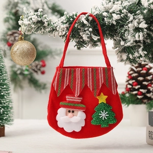 Sac cadeau de Noël en feutre rouge avec Père Noël 3D suspendu à une branche enneigée
