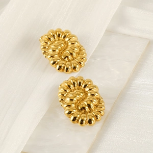 Boucles d'oreilles créoles torsadées irrégulières en or 18 carats sur tissu de soie
