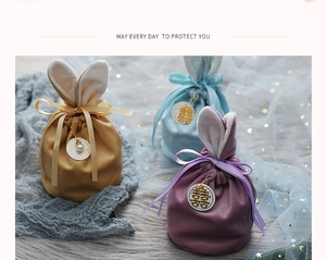 Détails de sacs cadeaux en velours oreilles de lapin en jaune, bleu et violet avec perles