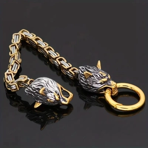 Détail d'un bracelet loup viking avec des maillons en métal bicolore or et argent